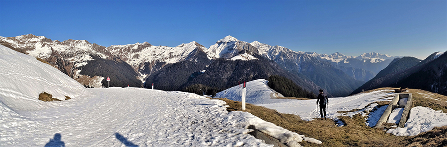 Discesa dal Passo San Marco sulla strada prov. N24 ben innevata